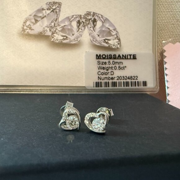 Adorable 0.68 cttw heart Moissanite earrings - Picture 1 of 5